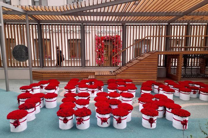 Стало известно, зачем москвич подарил возлюбленной цветы за полтора миллиона