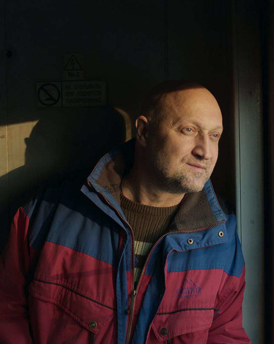 "Я украл взгляд Миши Ефремова для роли". Гоша Куценко рассказал о работе над сериалом "Встать на ноги"