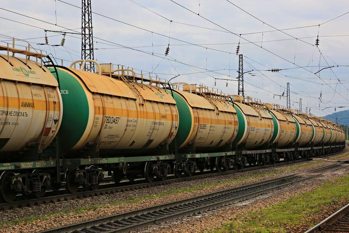 Локомотив и 18 вагонов сошли с рельсов в Смоленской области из-за столкновения с грузовиком