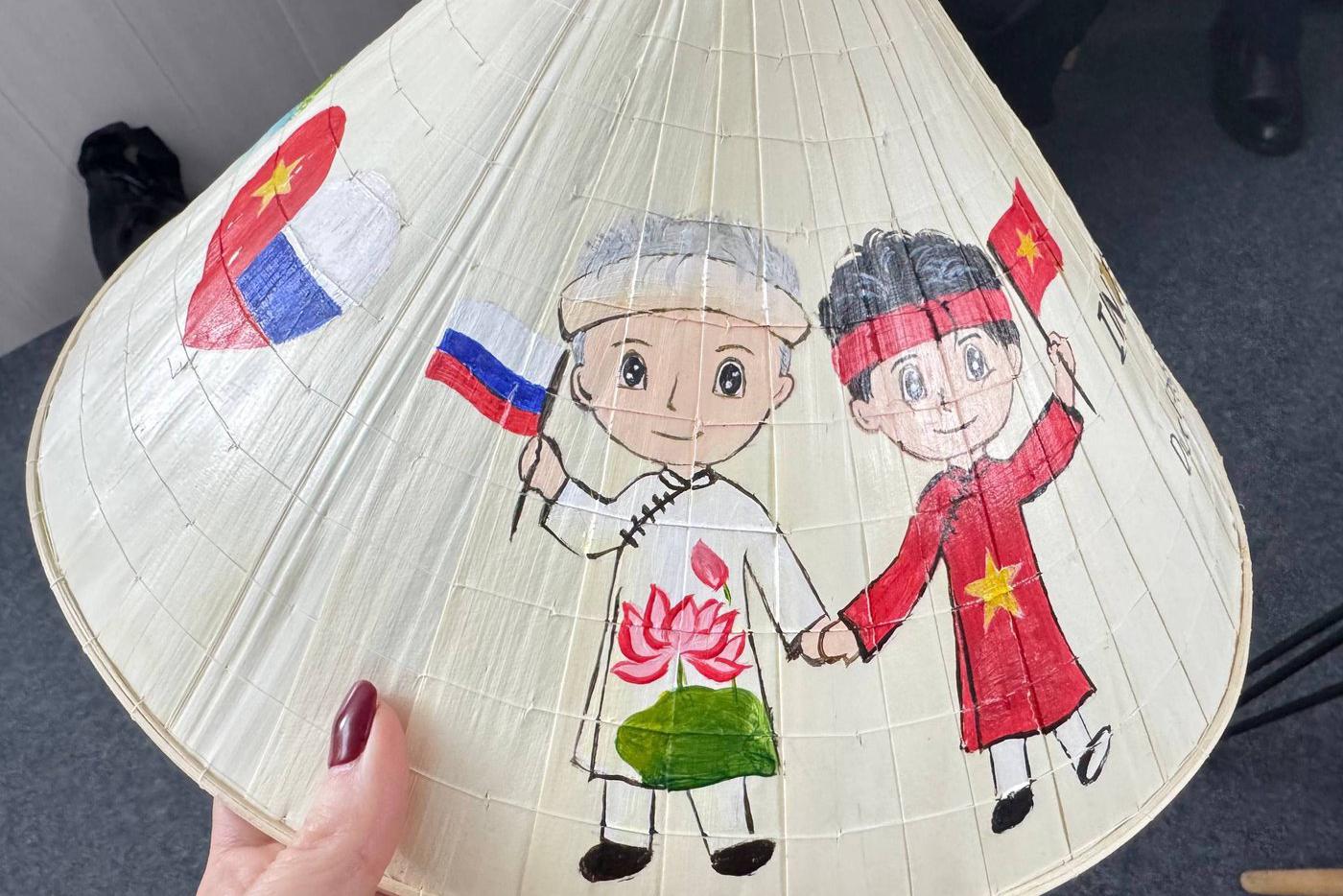 Для всех участников "Интервидения" Дык Фук приготовил в качестве подарка национальную вьетнамскую шапку с персональным рисунком. Такую он подарил Shaman. Фото в соцсетях поделилась девушка Ярослава Дронова Екатерина Мизулина.