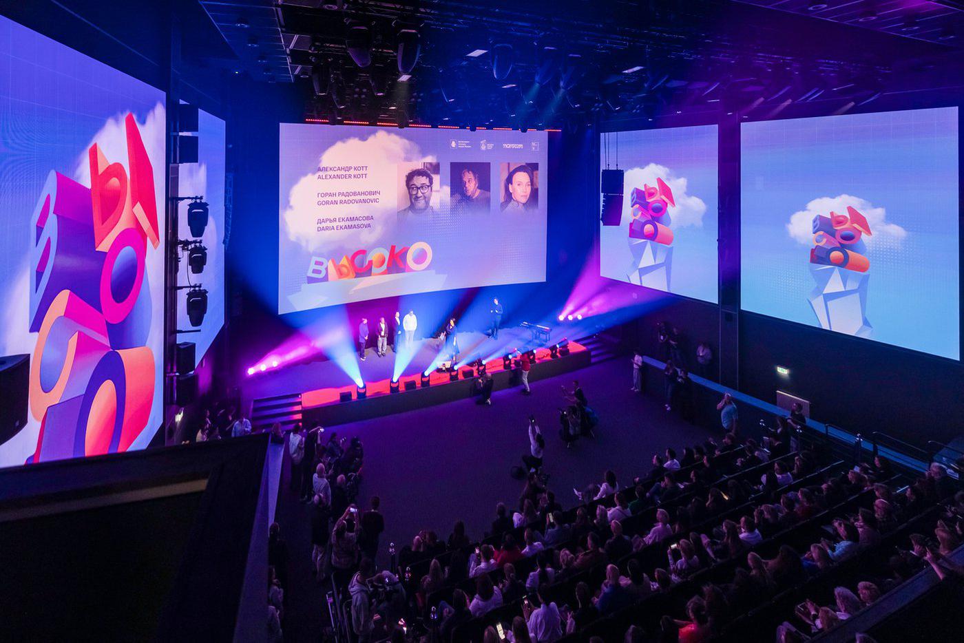 Обновлённый зал "Горький холл" впервые после реконструкции открыл двери для гостей фестиваля, став новой площадкой для премьер и встреч кинематографистов.