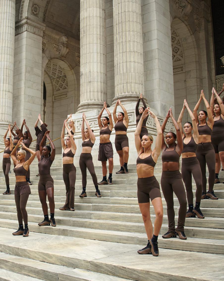 Nike и Skims представили новый бренд через эффектный перформанс в Нью-Йорке: что происходило в мире моды и красоты на этой неделе