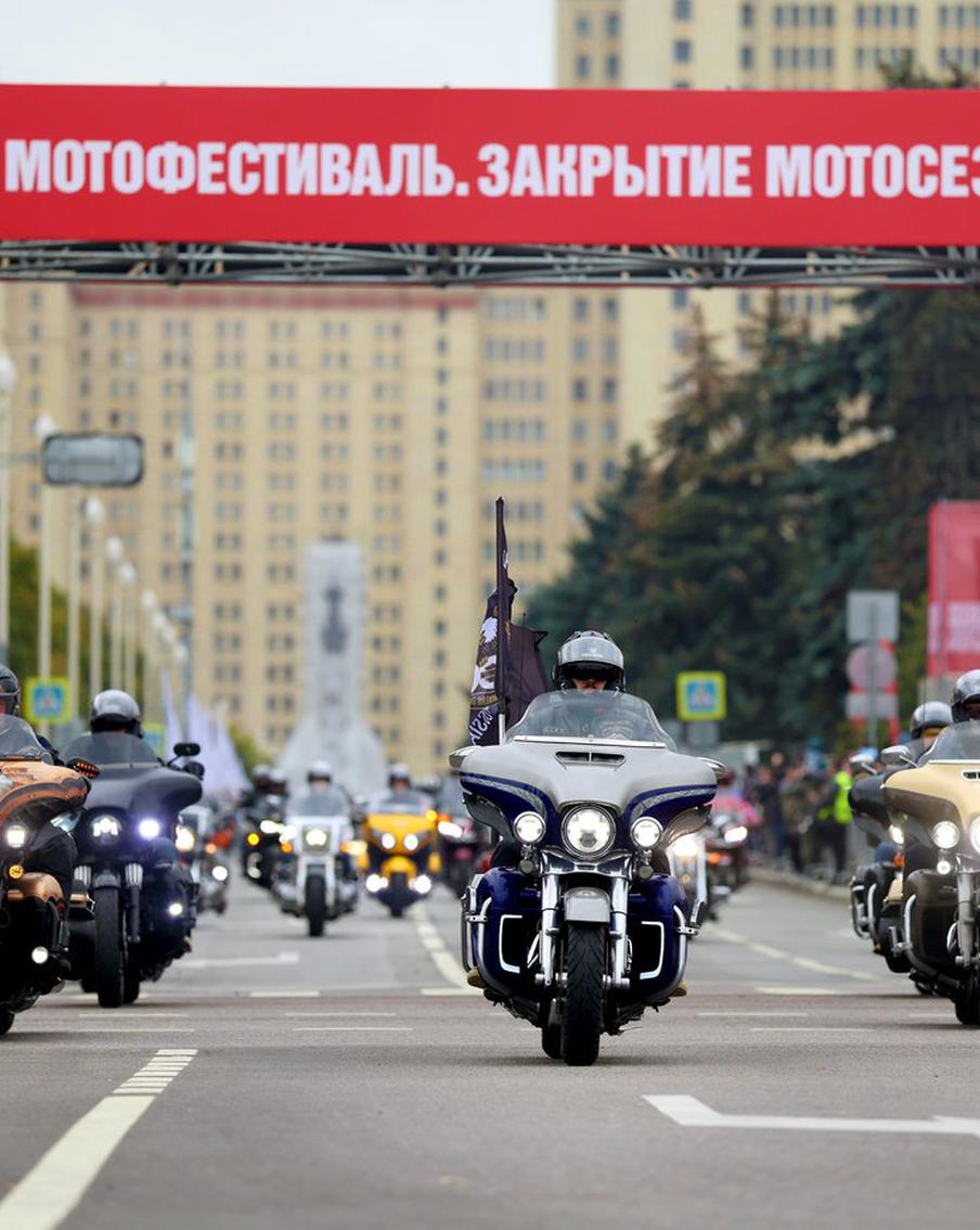 Более 12 тысяч мотоциклистов приняли участие в мотофестивале в честь закрытия мотосезона в 2025 году