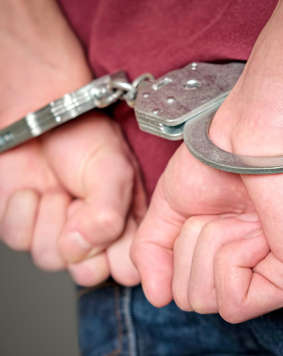 Правоохранительные органы задержали более 10 человек, причастных к продаже некачественного алкоголя