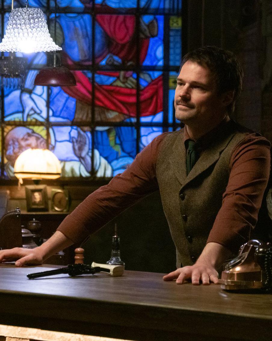 В новом детективном сериале "Бар "один звонок" Данила Козловский помогает позвонить на тот свет