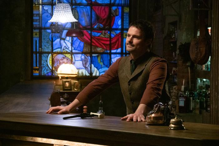 В новом детективном сериале "Бар "один звонок" Данила Козловский помогает позвонить на тот свет