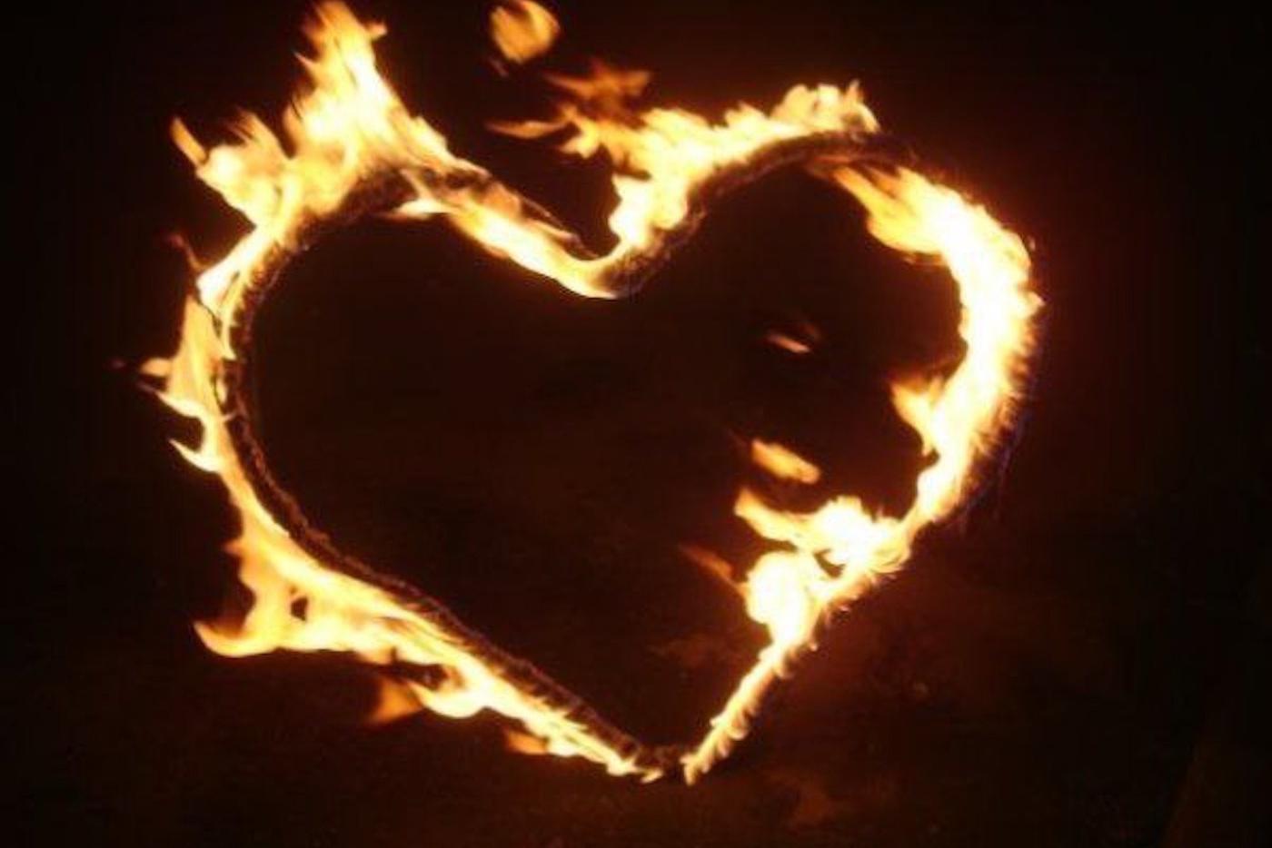 Пылающее сердце растрогало Елену.