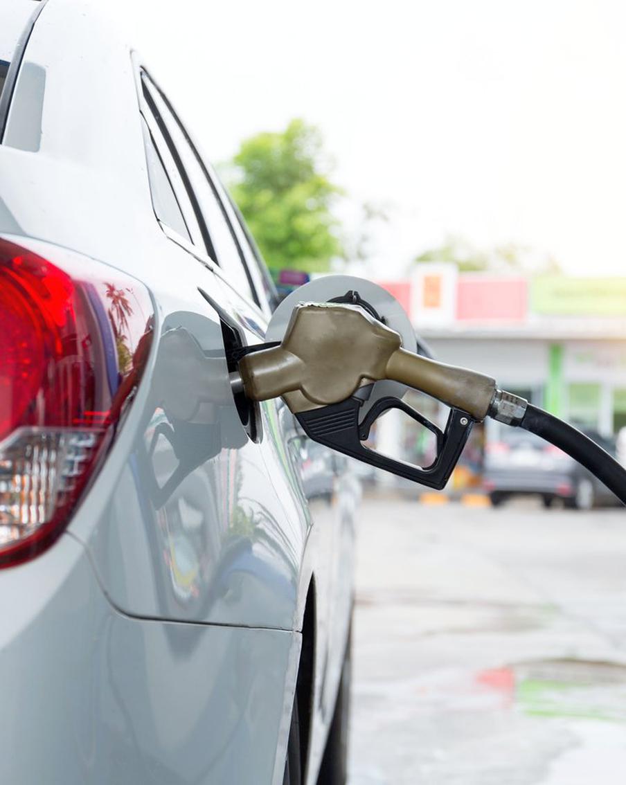 На российских заправках проходят проверки с целью выявить причины аномального роста цен на все виды топлива