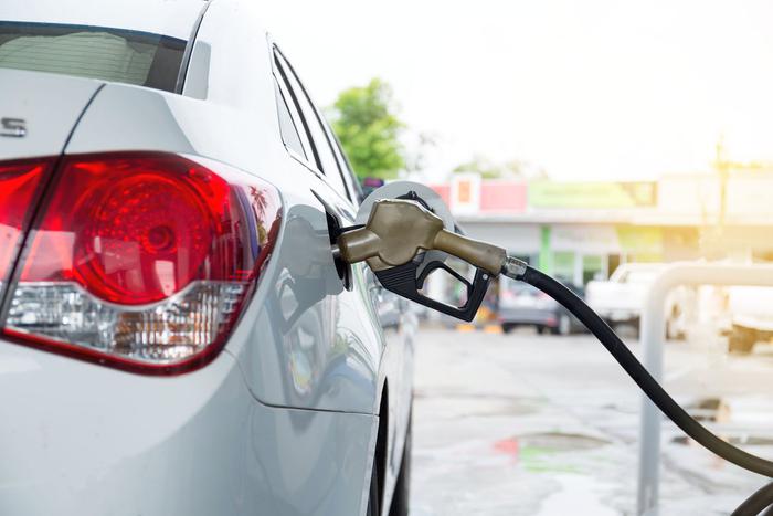 На российских заправках проходят проверки с целью выявить причины аномального роста цен на все виды топлива