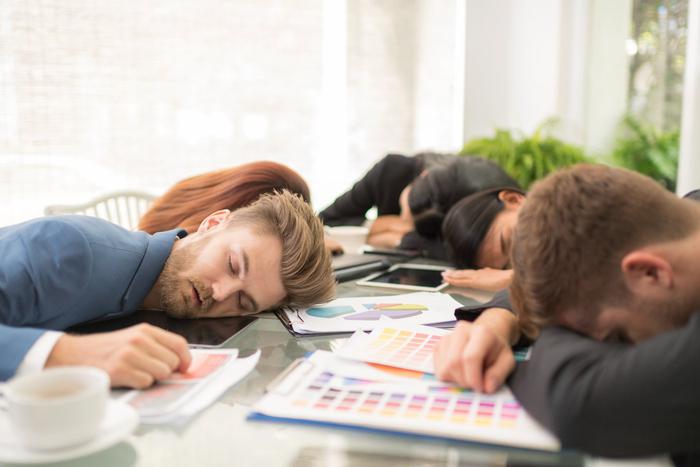 Отдых на рабочем месте позволяет работать эффективнее. Спите, работодатели не против, закон тоже