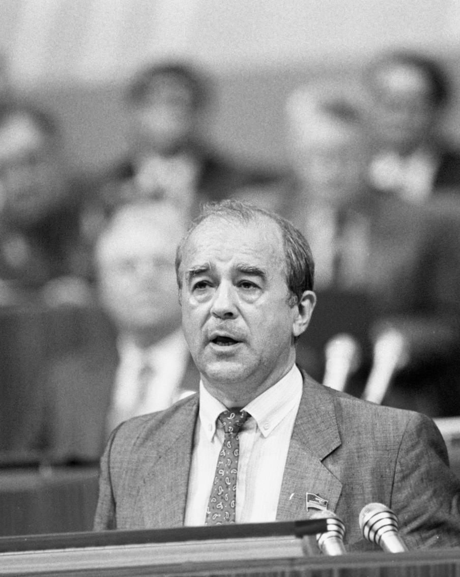 Бывший главный редактор советского журнала "Огонёк" Виталий Коротич скончался в возрасте 89 лет