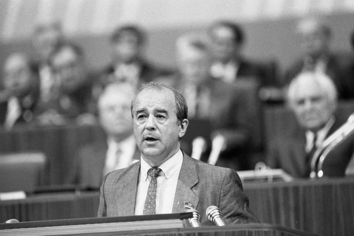 Бывший главный редактор советского журнала "Огонёк" Виталий Коротич скончался в возрасте 89 лет