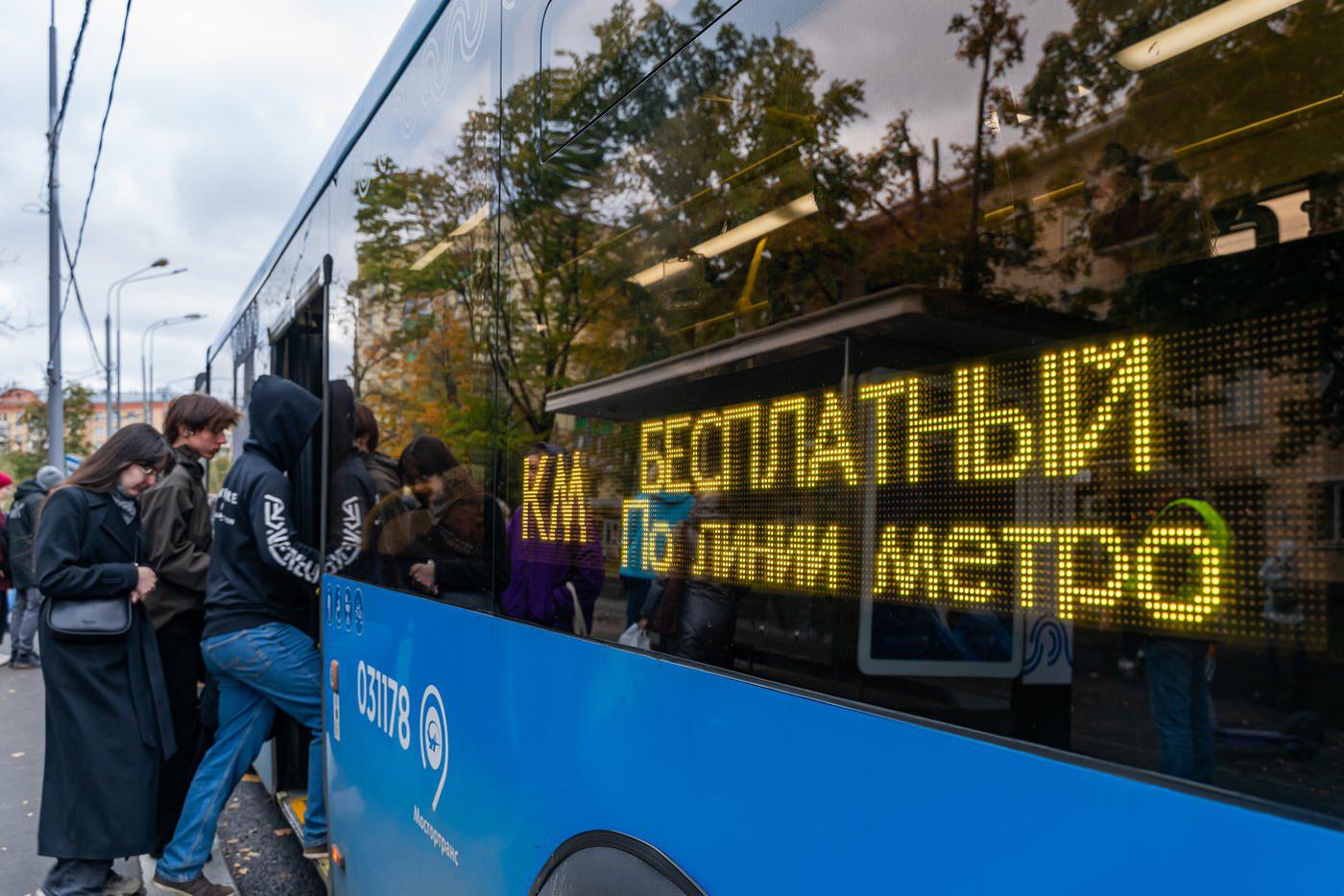 Около 60 автобусов бесплатного маршрута КМ помогали пассажирам во время закрытия участка Калужско-Рижской линии метро