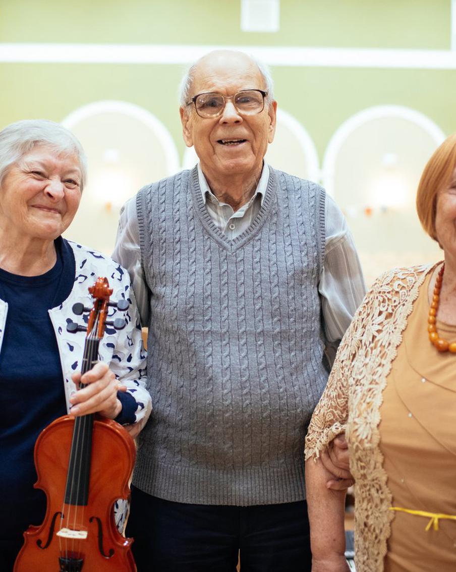 Конструкторы, строители и статистические работники из Москвы на пенсии учатся петь романсы и играть на скрипке
