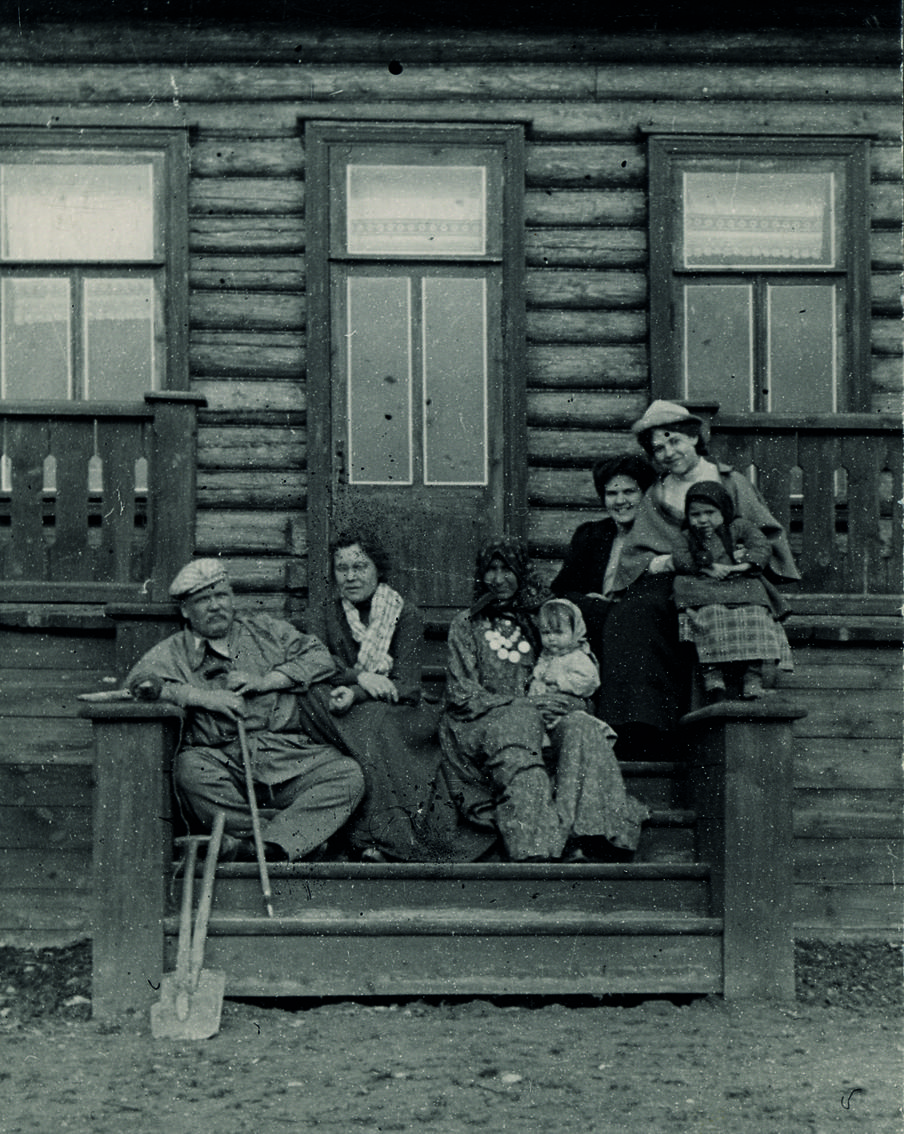 Фотография сделана на даче Гиляровского в Малеевке в 1907 году, рядом с журналистом его жена Мария Ивановна и дочь Надежда. Возле них подруга жены и работница-татарка с двумя детьми / Российский государственный архив литературы и искусства.
