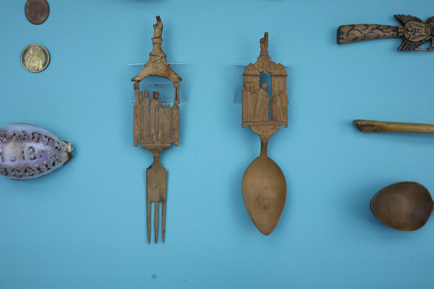 Столовые приборы против обжорства. Монахи мастерски вырезали на рукоятях ложек и вилок евангельские и ветхозаветные сцены. Миряне вешали такие приборы на стены как декор и напоминание о том, что чревоугодие – это не очень хорошо.