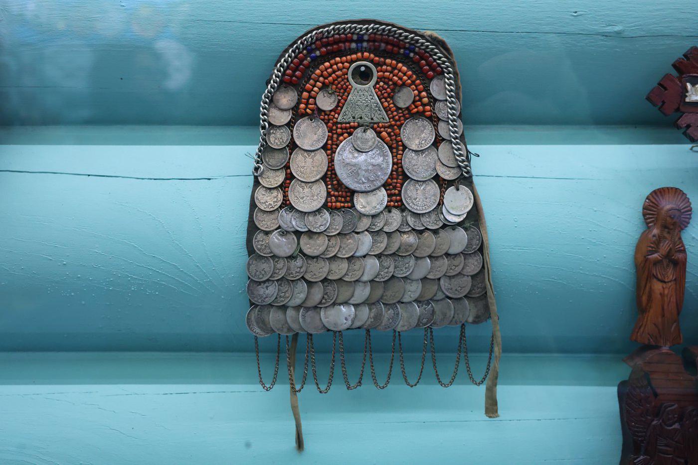 Монисто-благословение. Это не простое украшение: в центре находится монетка, в которой можно разглядеть крестик. Такие изделия в XIX веке носили во многих областях России.