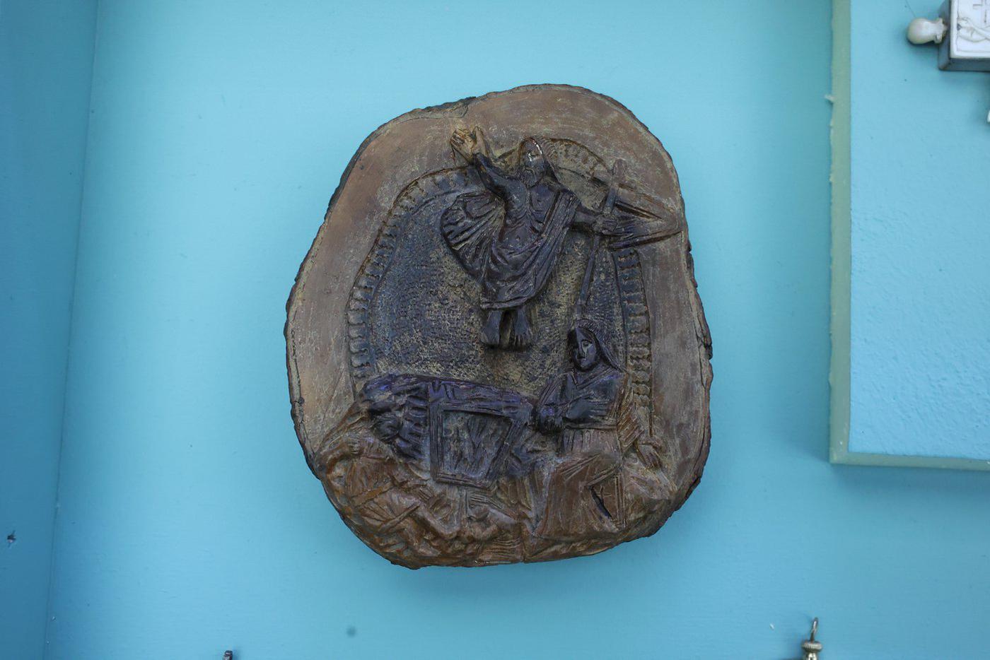 Сцена Воскресения на спиле (XIX век). Иерусалимские художники-любители делали резные изображения на спиле оливы – самого "культового" в Святой земле дерева. Воскресение Христово – один из самых популярных сюжетов.