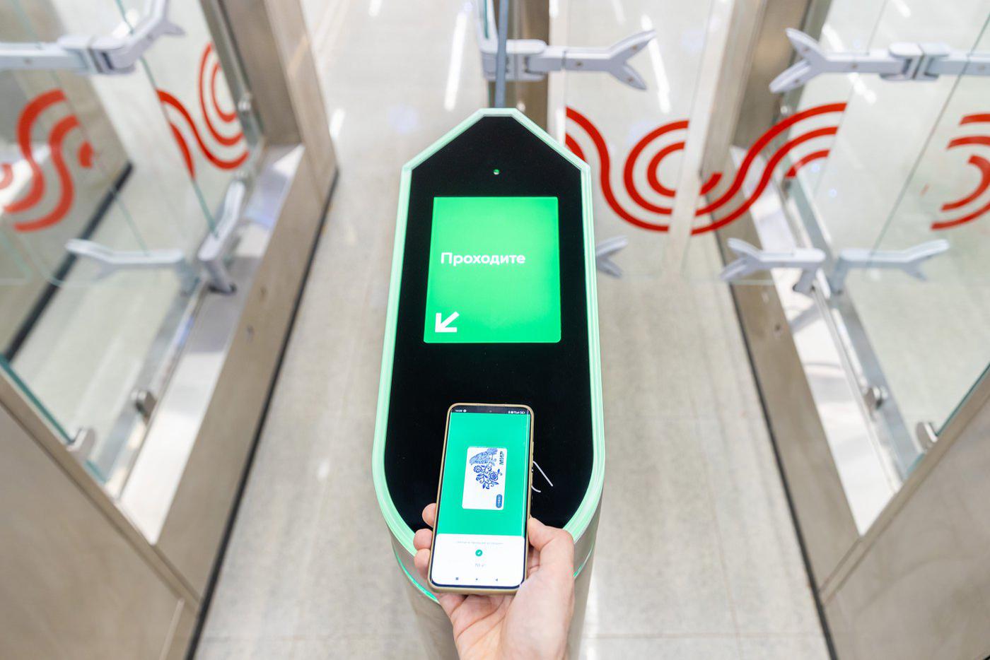 Пассажиры транспорта получат кешбэк за оплату проезда смартфоном или по биометрии