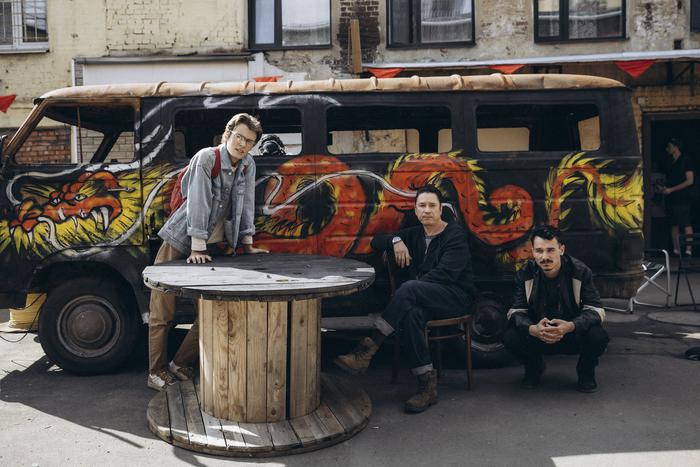 Накрутили бигудей и раскидали обезьяну: как команда сериала "Обнальщик" нашла Приморье в Москве