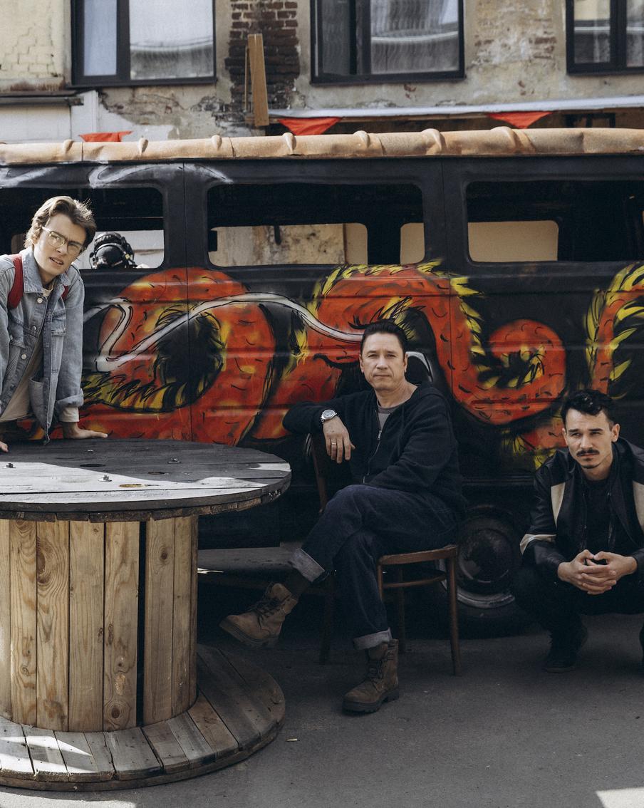 Накрутили бигудей и раскидали обезьяну: как команда сериала "Обнальщик" нашла Приморье в Москве