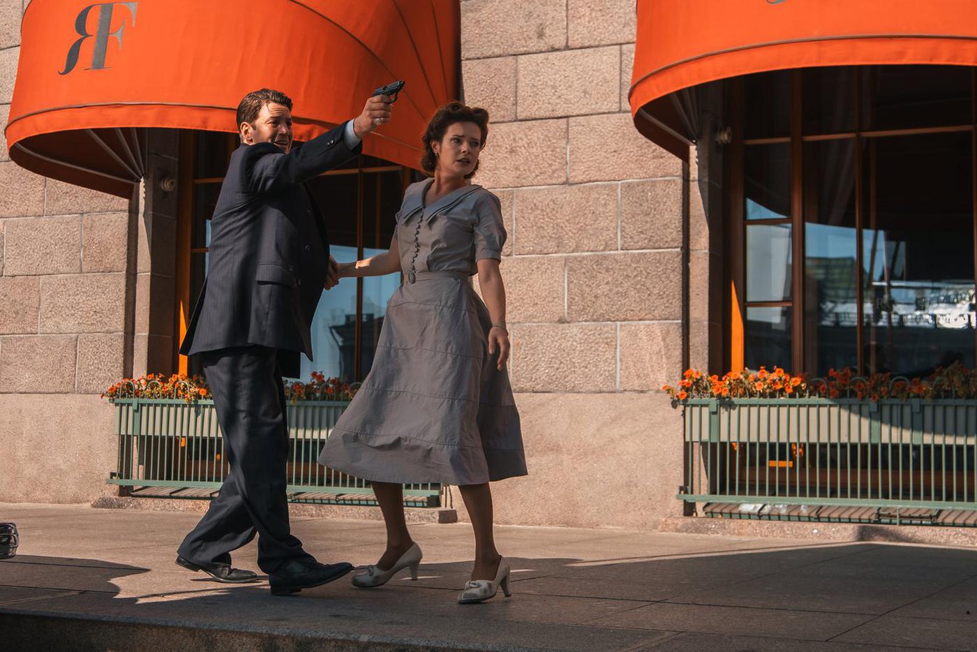 Гела Месхи и Анна Пескова в сериале "Берлинская жара".