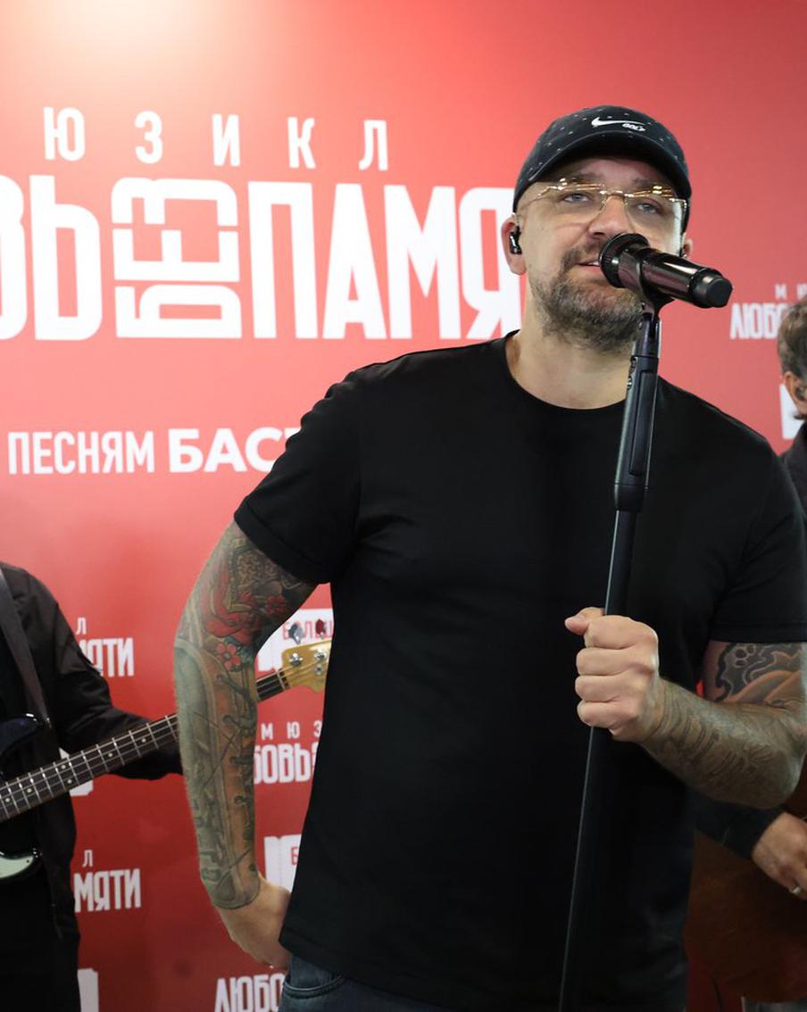 Баста дал концерт на станции метро и "Сансарой" растрогал пассажиров до слёз