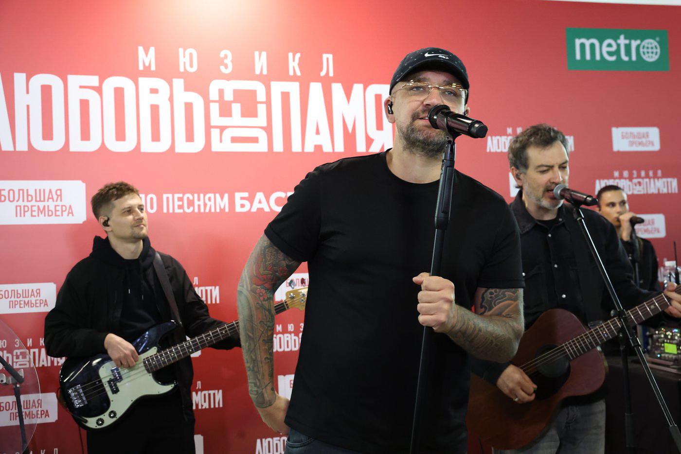 "Никогда не думал, что мои песни могут звучать иначе": Баста дал концерт в метро