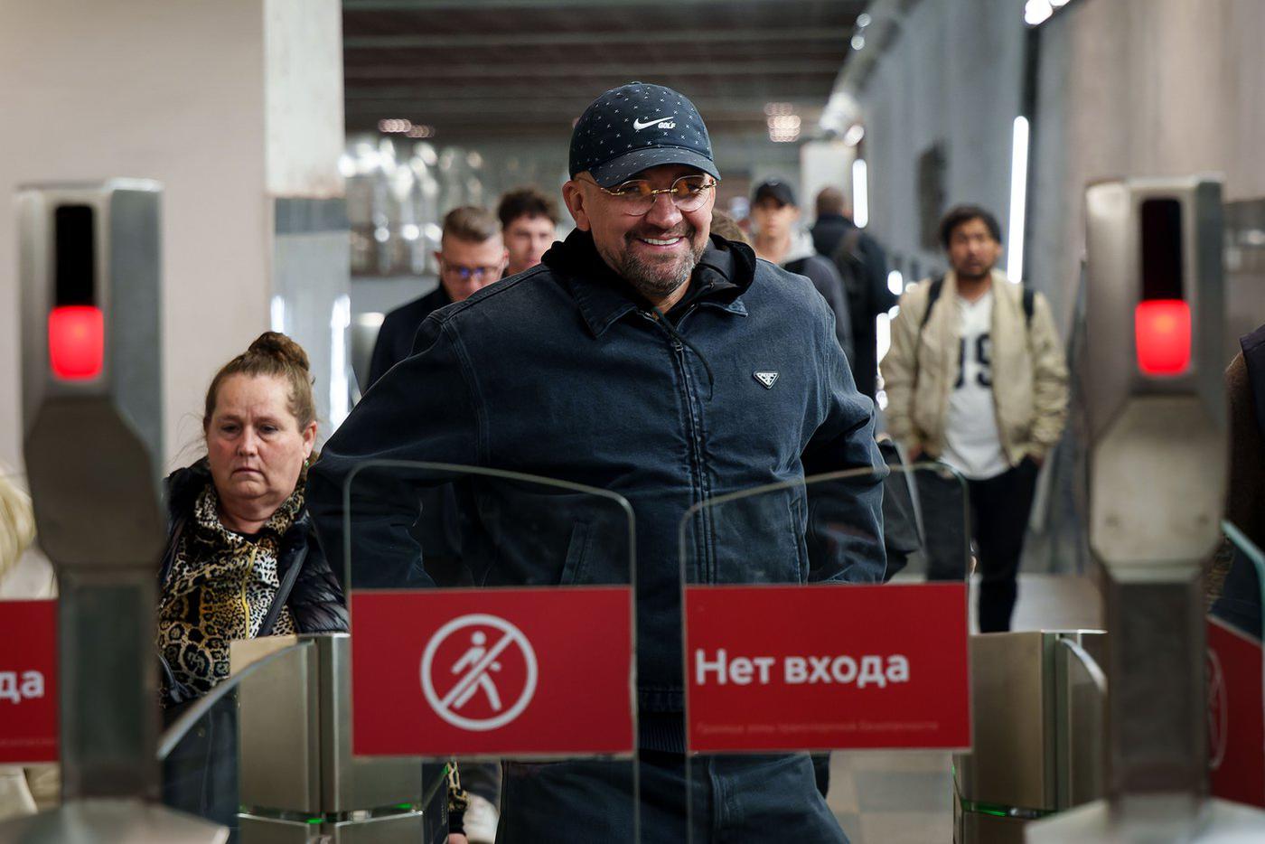 Музыкант прибыл на место так же, как и все зрители – на метро.
