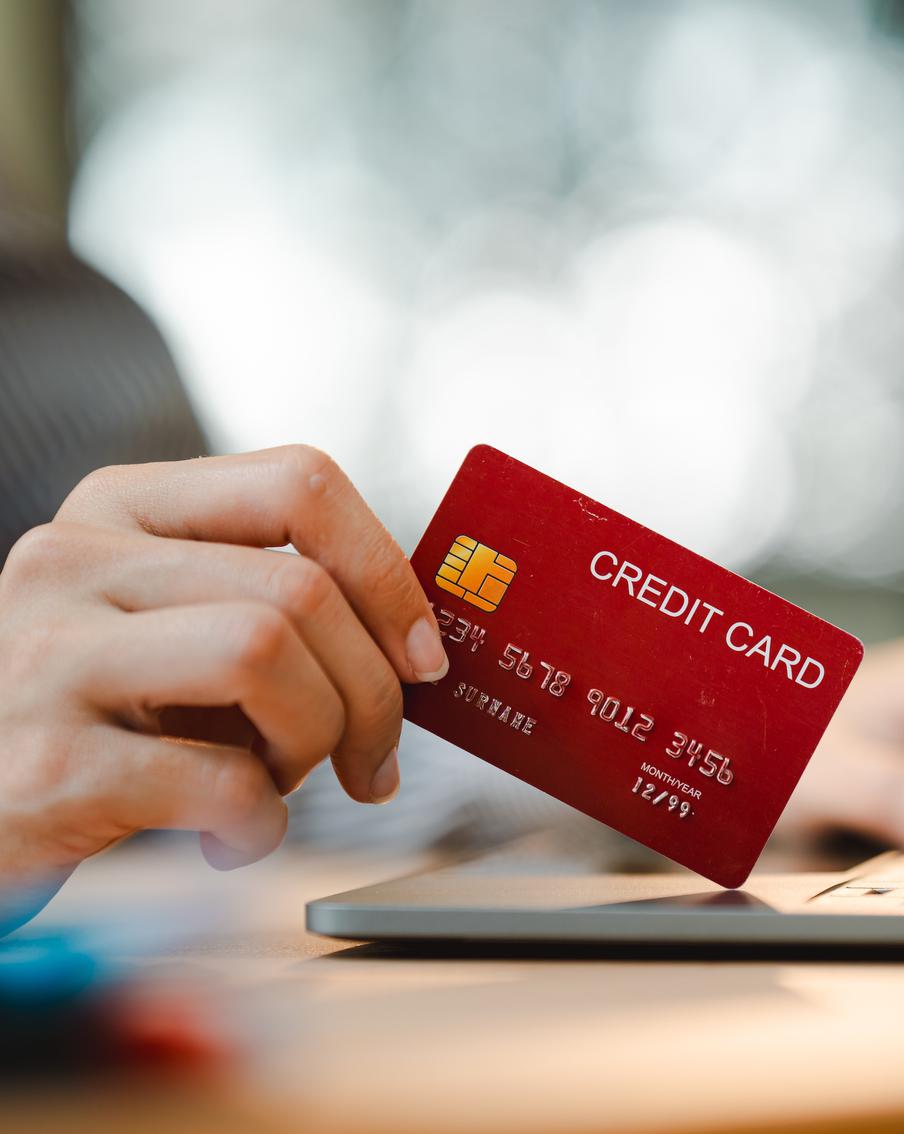 Кредитка как инструмент или ловушка: что говорят эксперты о жизни в долг