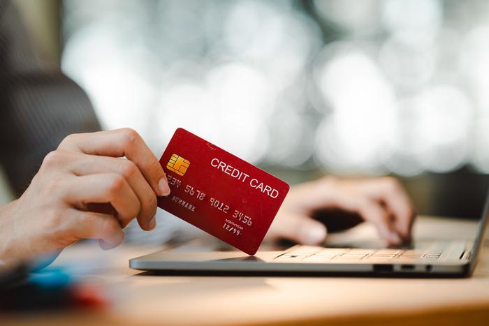 Кредитка как инструмент или ловушка: что говорят эксперты о жизни в долг