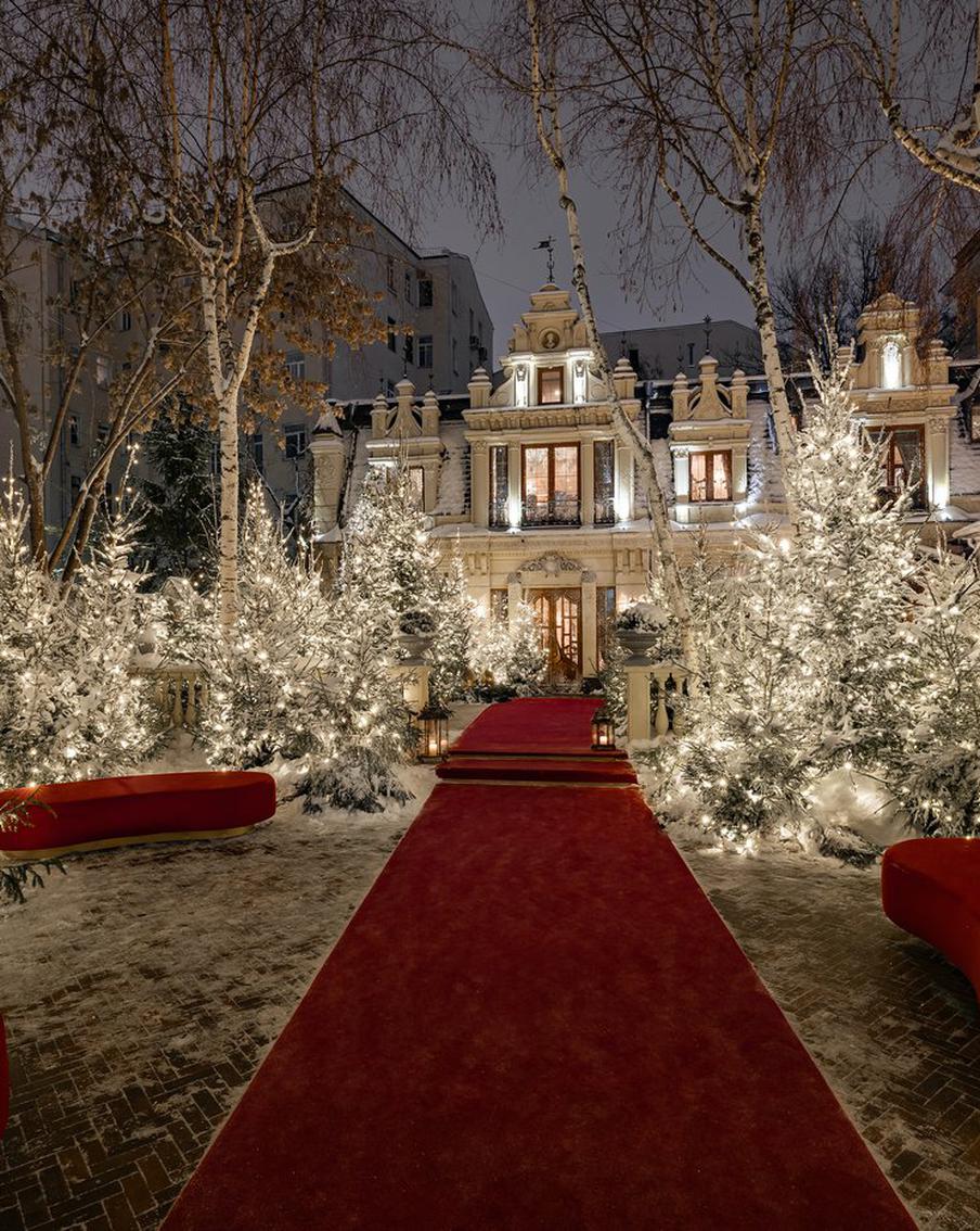 Московские рестораторы поделились идеями сезонного украшения входных групп