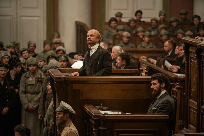 Какими шагами ходят большевички: актёры сериала "Хроники русской революции" поделились историями со съёмок