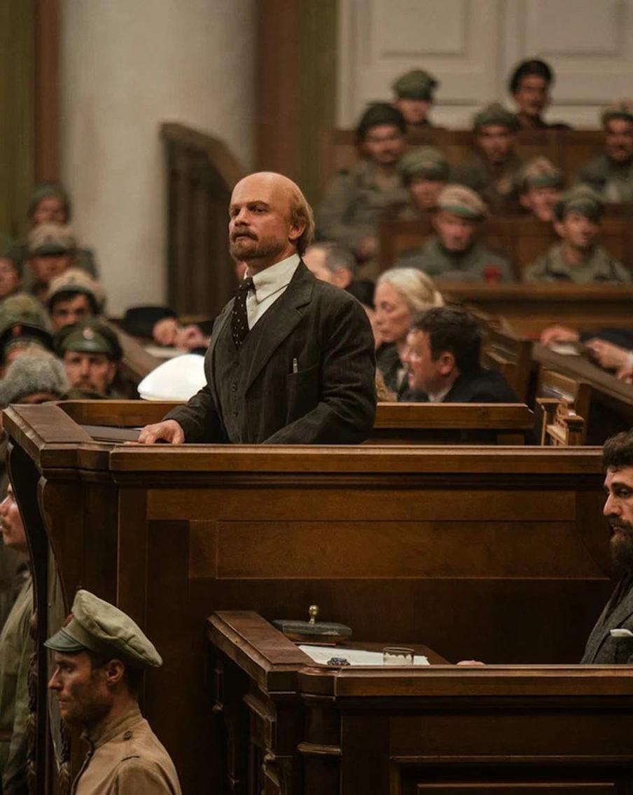 Какими шагами ходят большевички: актёры сериала "Хроники русской революции" поделились историями со съёмок