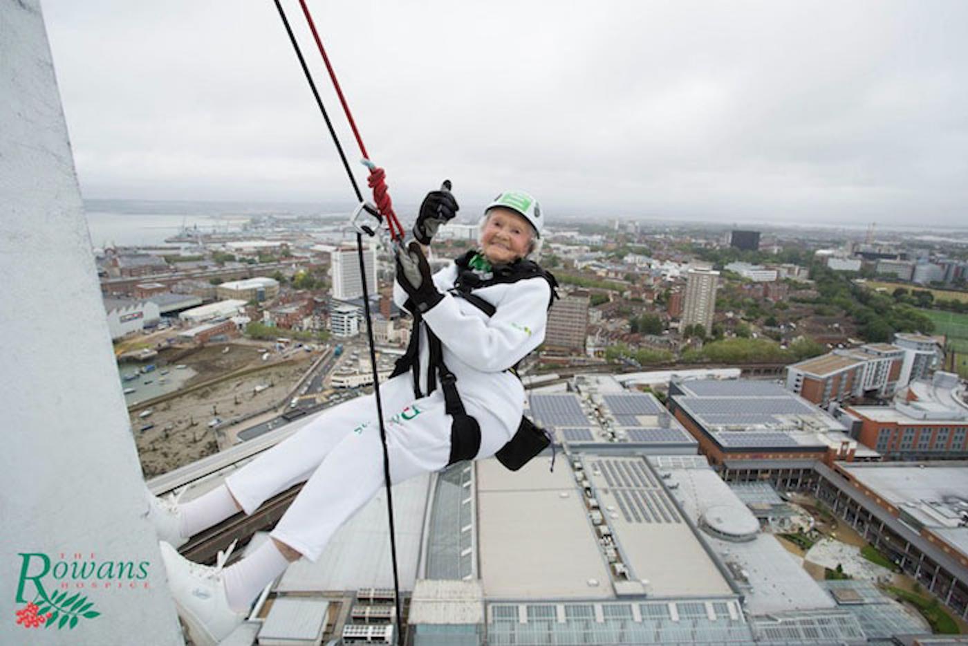 Бабуля спустилась со 100 метровой башни Spinnaker Tower.
