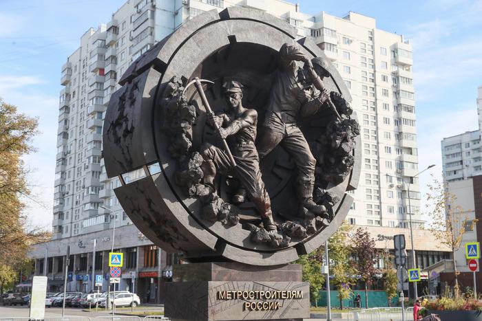 Собянин рассказал об открытии памятника "Метростроителям России" на Сокольнической площади