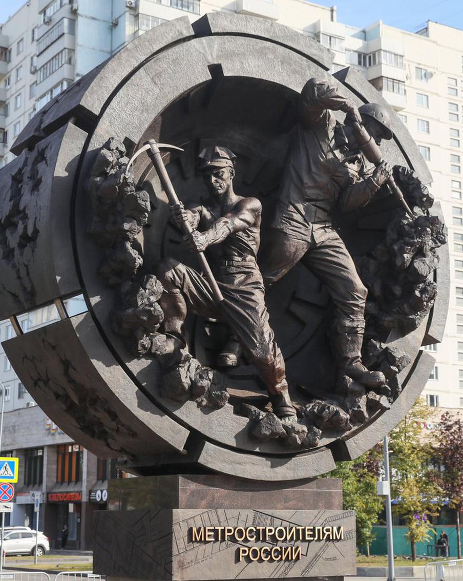 Собянин рассказал об открытии памятника "Метростроителям России" на Сокольнической площади