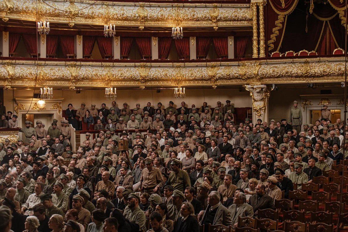 На съёмках сериала "Хроники русской революции" в Большом театре было задействовано около 700 человек.