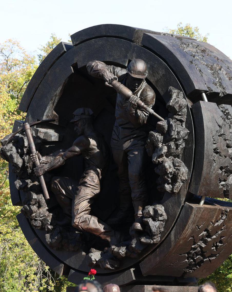 Строителям метрополитена приходилось пробираться через меловой период: на Сокольнической площади открыли новый монумент