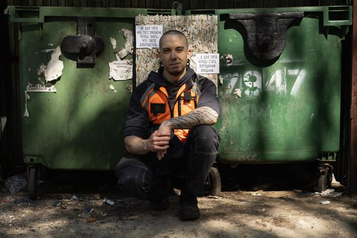 "Можно асфальт облизывать!": филолог из Твери рассказал, как стал дворником-блогером