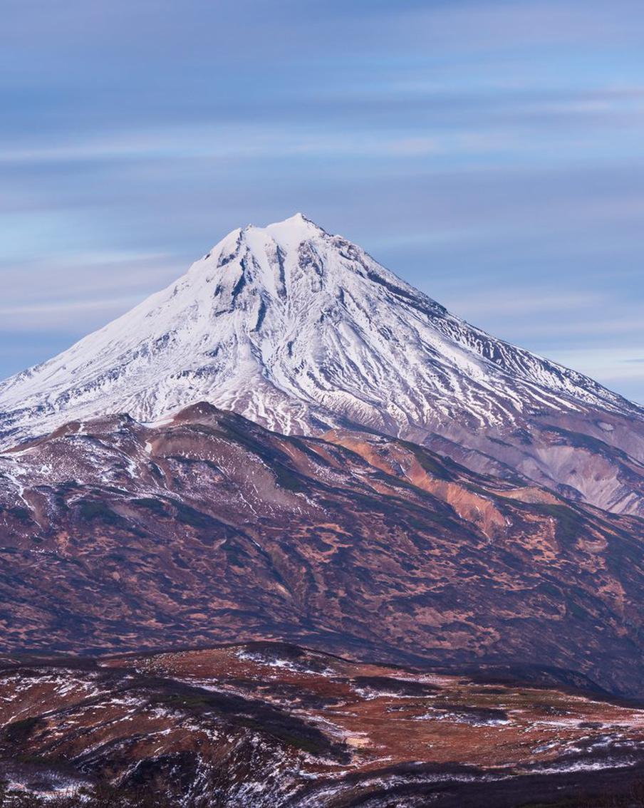 На Камчатке ведётся операция по спасению трёх туристов, сорвавшихся с вулкана Вилючинский