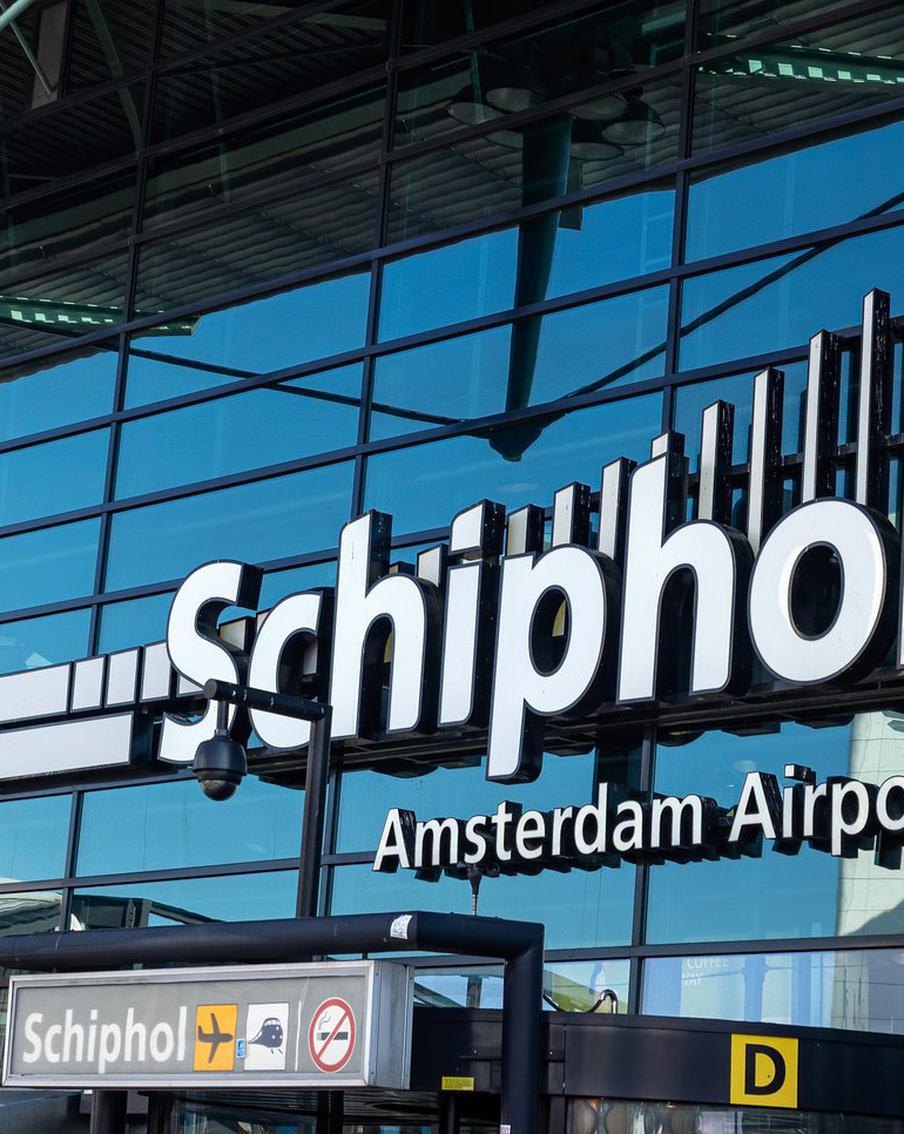 Из-за накрывшего Амстердам шторма в аэропорту города отменено более 150 рейсов