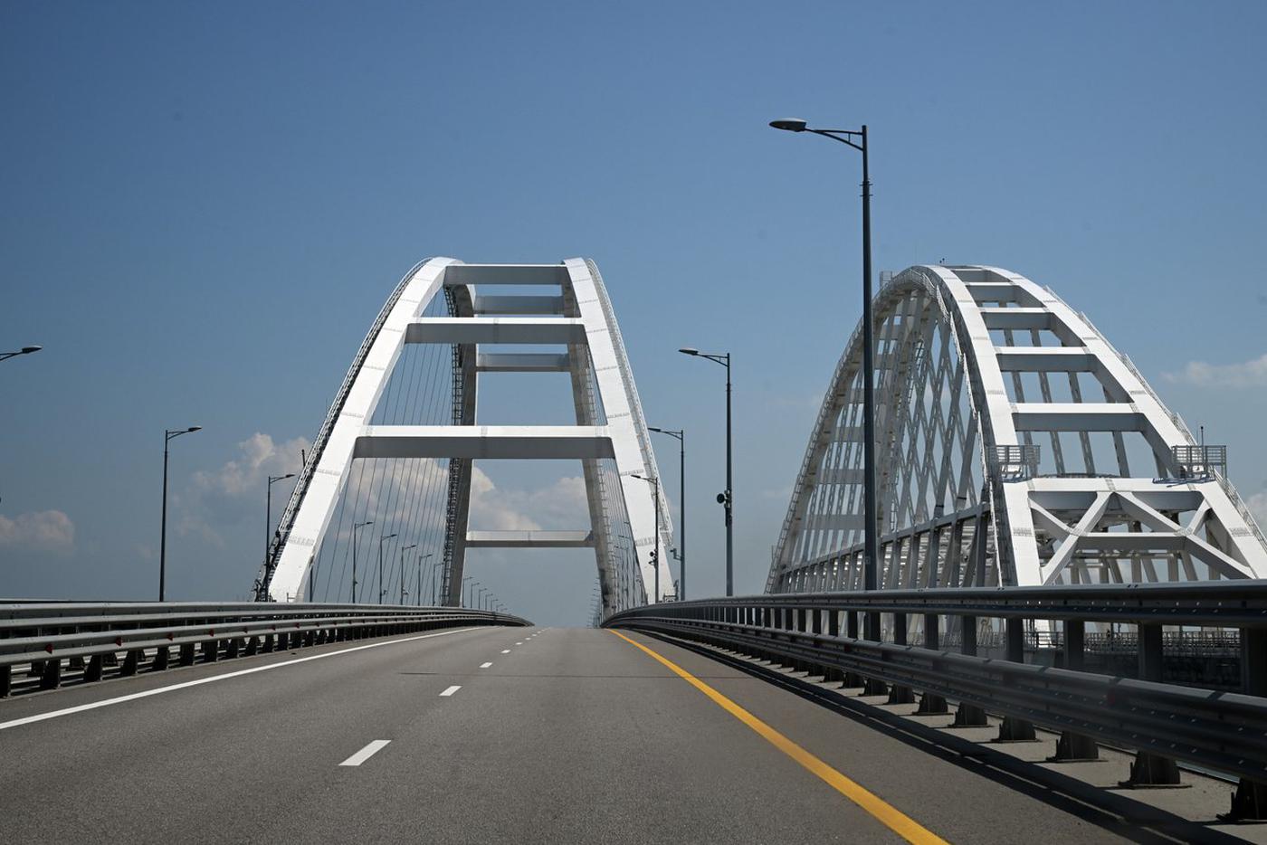 Крымский мост снова открыли для проезда автомобилей после введения временных ограничений
