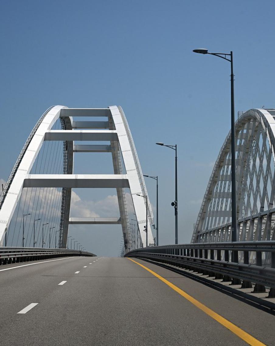 Крымский мост снова открыли для проезда автомобилей после введения временных ограничений