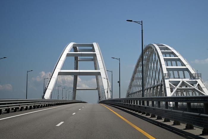 Крымский мост снова открыли для проезда автомобилей после введения временных ограничений