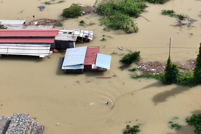 На юге Китая эвакуировали более 150 тысяч человек из-за приближающегося к побережью страны тайфуну "Матмо"