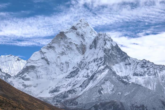 На восточном склоне Эвереста из-за снегопада оказались в ловушке около тысячи человек