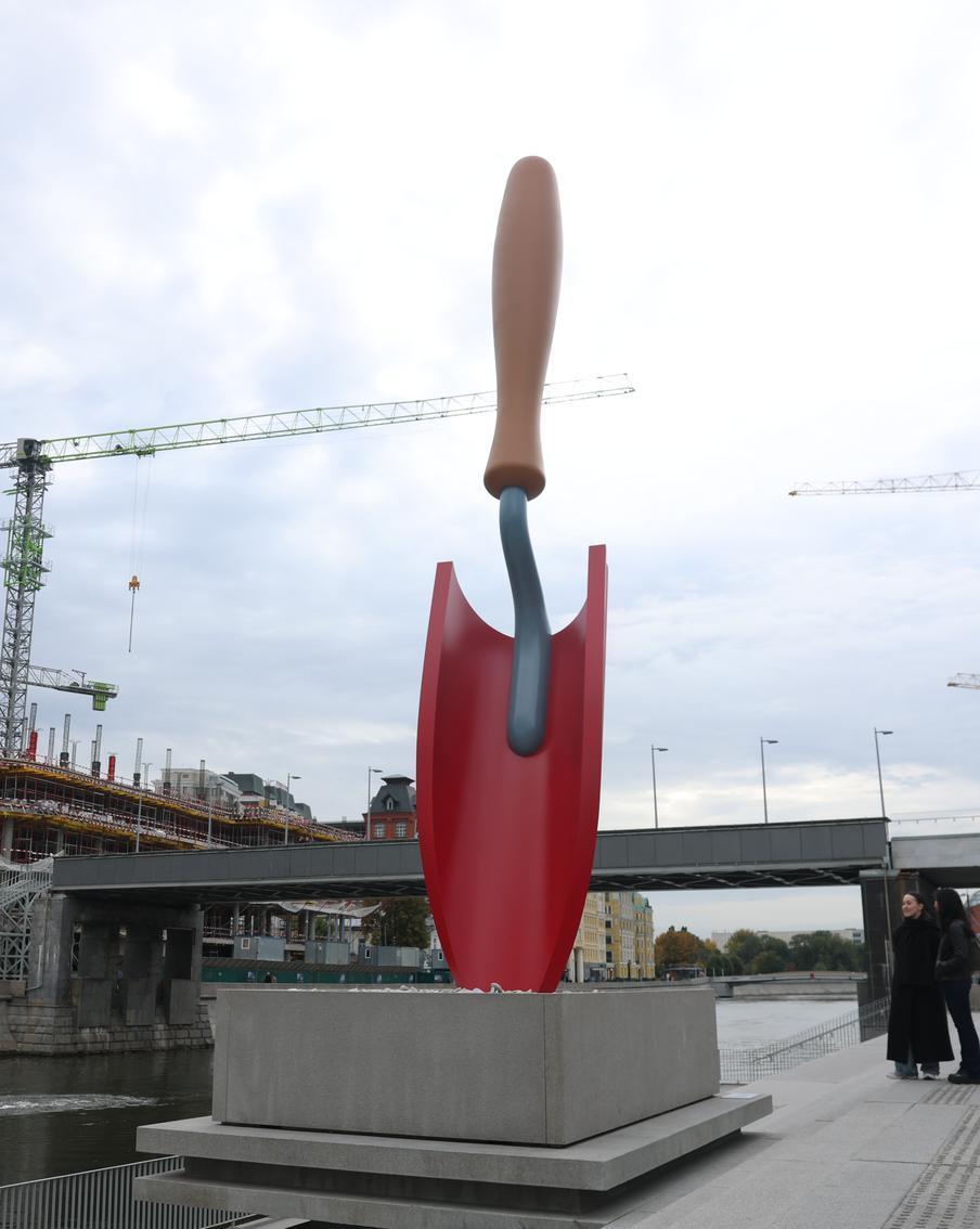 Чтобы понять современное искусство, иногда нужно копнуть глубже: узнали у москвичей, что они думают о "Садовой лопатке"