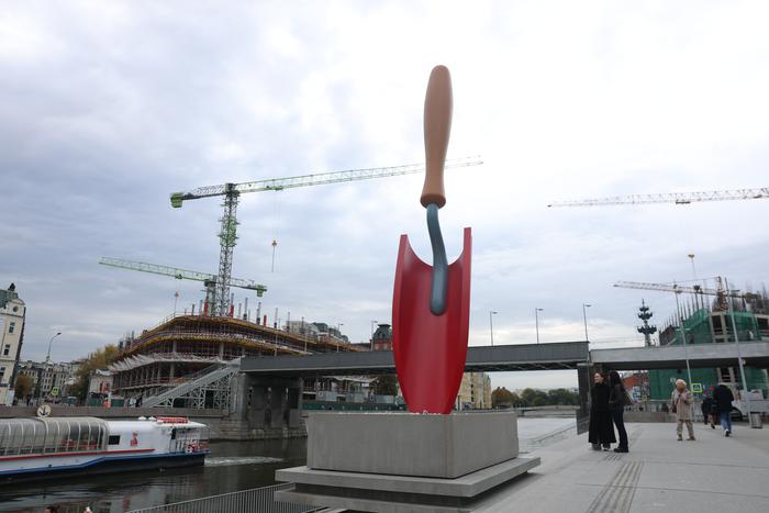 Чтобы понять современное искусство, иногда нужно копнуть глубже: узнали у москвичей, что они думают о "Садовой лопатке"