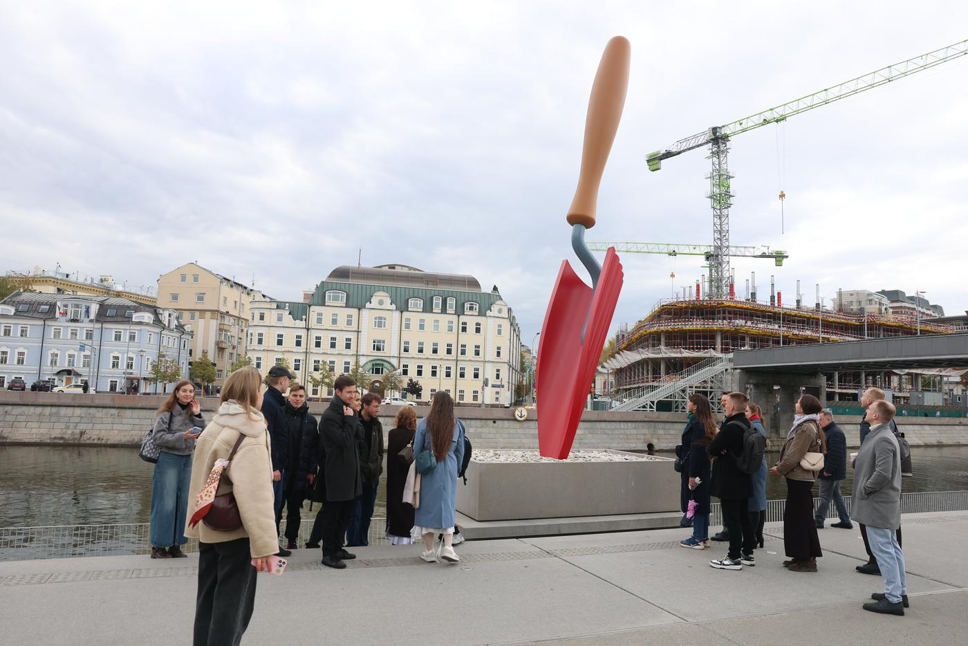 По словам москвичей, пришедших посмотреть на новую скульптуру, "Лопатка" смотрелась бы органичнее, будь она воткнута не в камни, а в настоящий грунт с газоном.